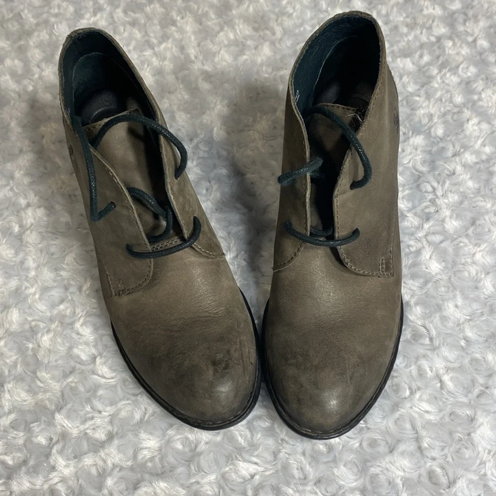 Born ankle leather booties size 8 tie slight heel beautifully distressed!! - Picture 2 of 12